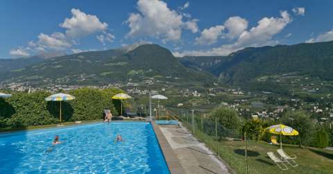 Schwimmbad mit Panoramablick über Dorf Tirol und das Etschtal