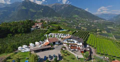 Pensione con prima colazione e area camper attrezzata Schneeburghof a Tirolo